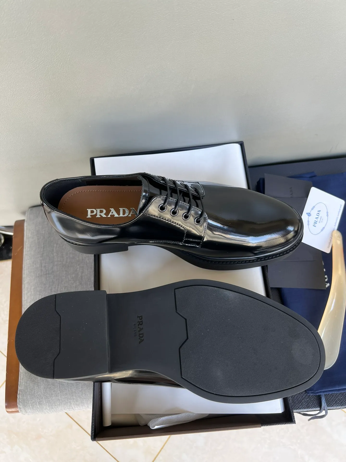 Men's shoes 💰860 💰Best recommendation✨PRADA Prada top purchasing quality imported upper with color-brushed edge beads carved toe design cowhide lining private molded TPU outsole non-slip, wear-resistant and elastic fashionable and versatile burgundy black blue 39-44 in stock (38, 45 customized for replacement, return and exchange)